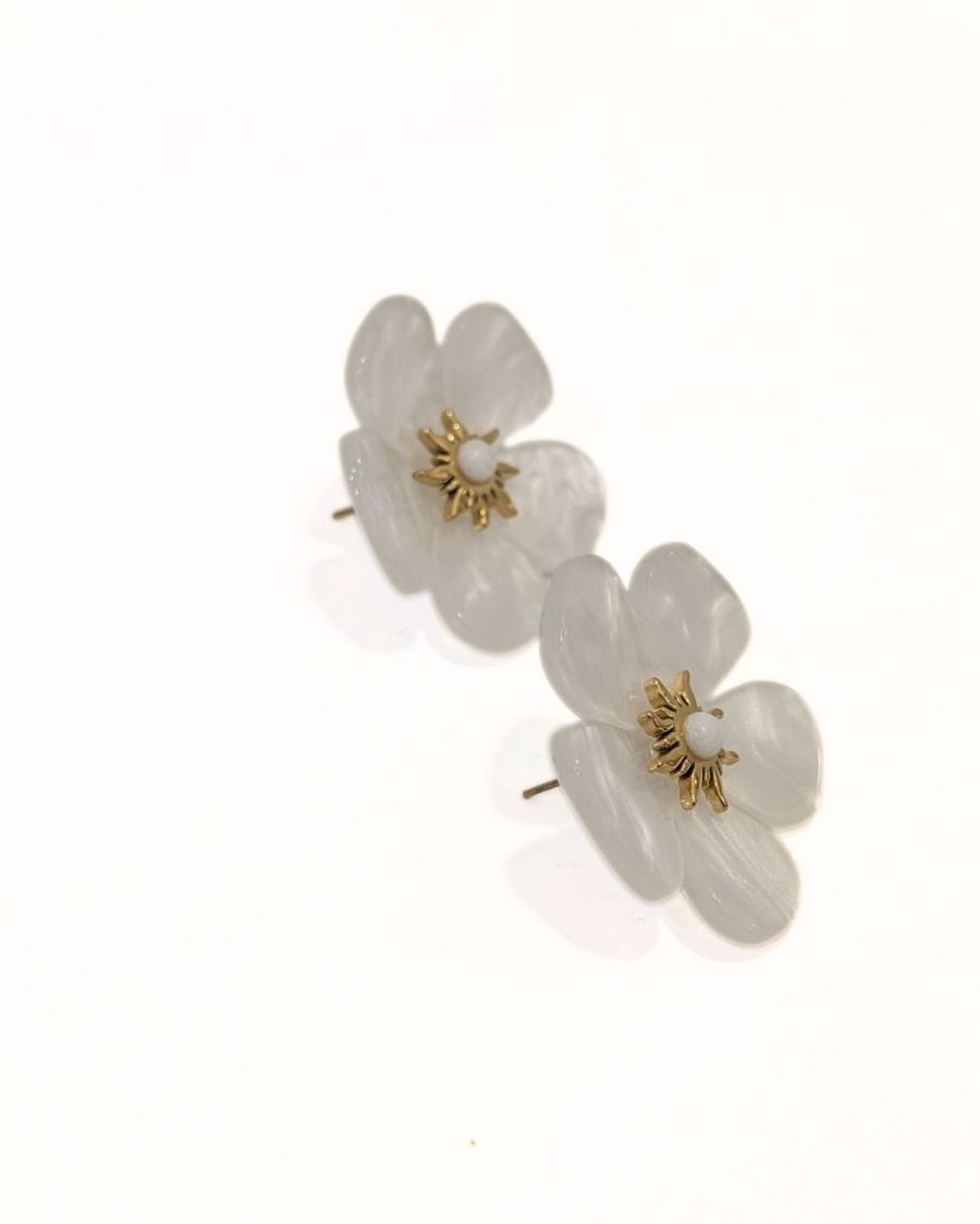 Boucles d'oreilles femme fleurs de nacre blanches et dorées