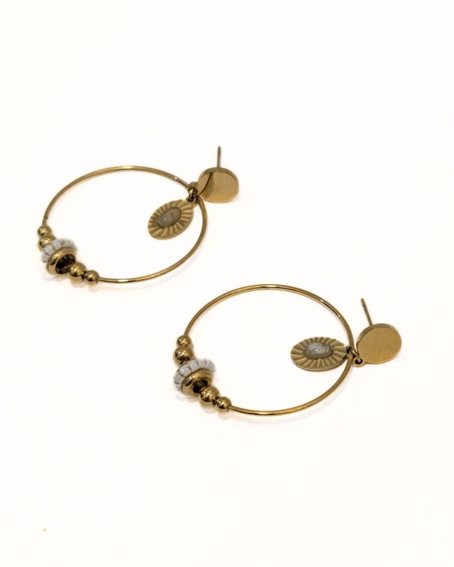 Boucles d'oreilles femme anneaux perlés dorés et blancs Catherine
