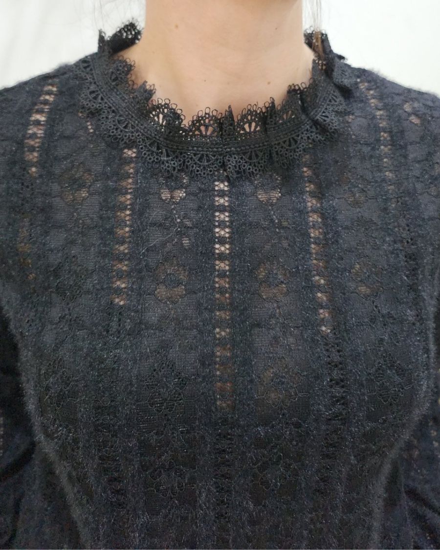 Blouse noire ajourée col brodé Jillian