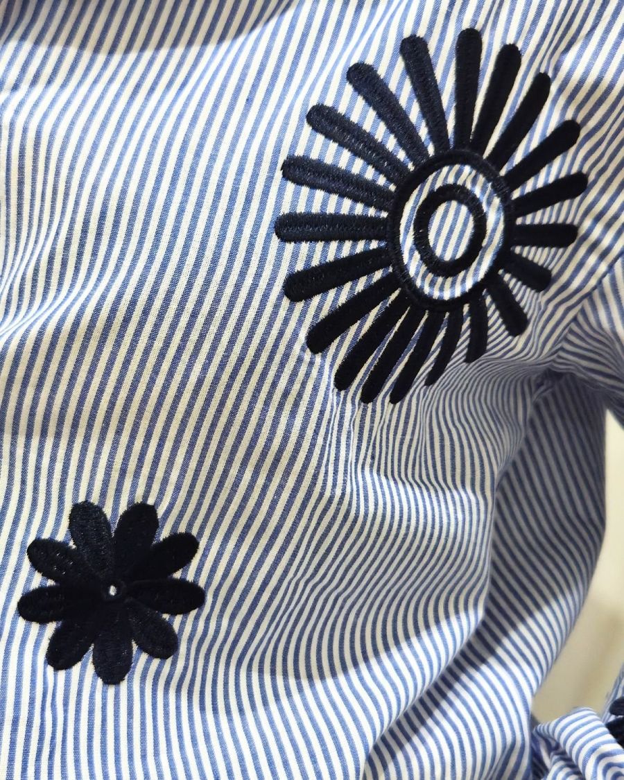 Chemisier femme rayé bleu marine et blanc broderies fleurs