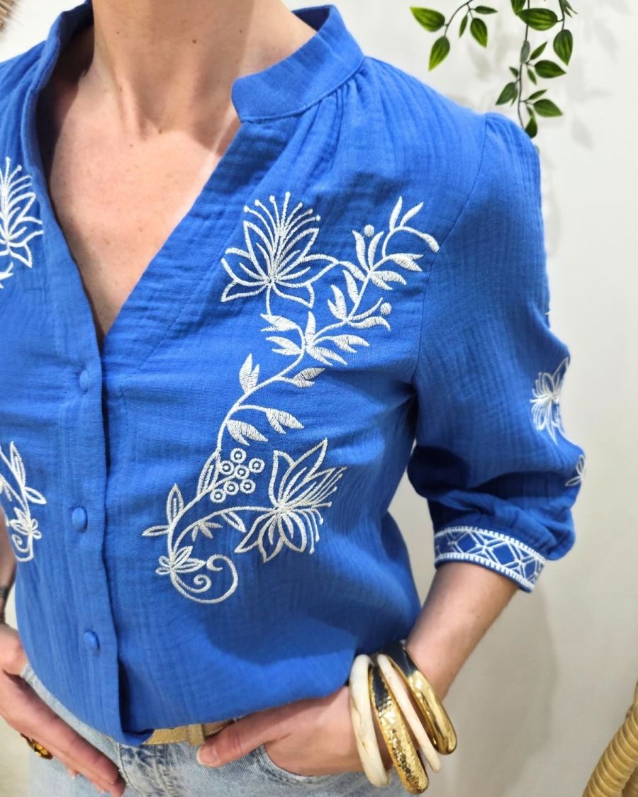 Chemisier femme bleu roi coton gaz fleurs brodées blanches