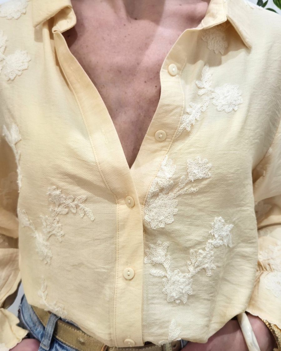 Chemisier femme jaune pâle broderies fleuries beiges Cybéla