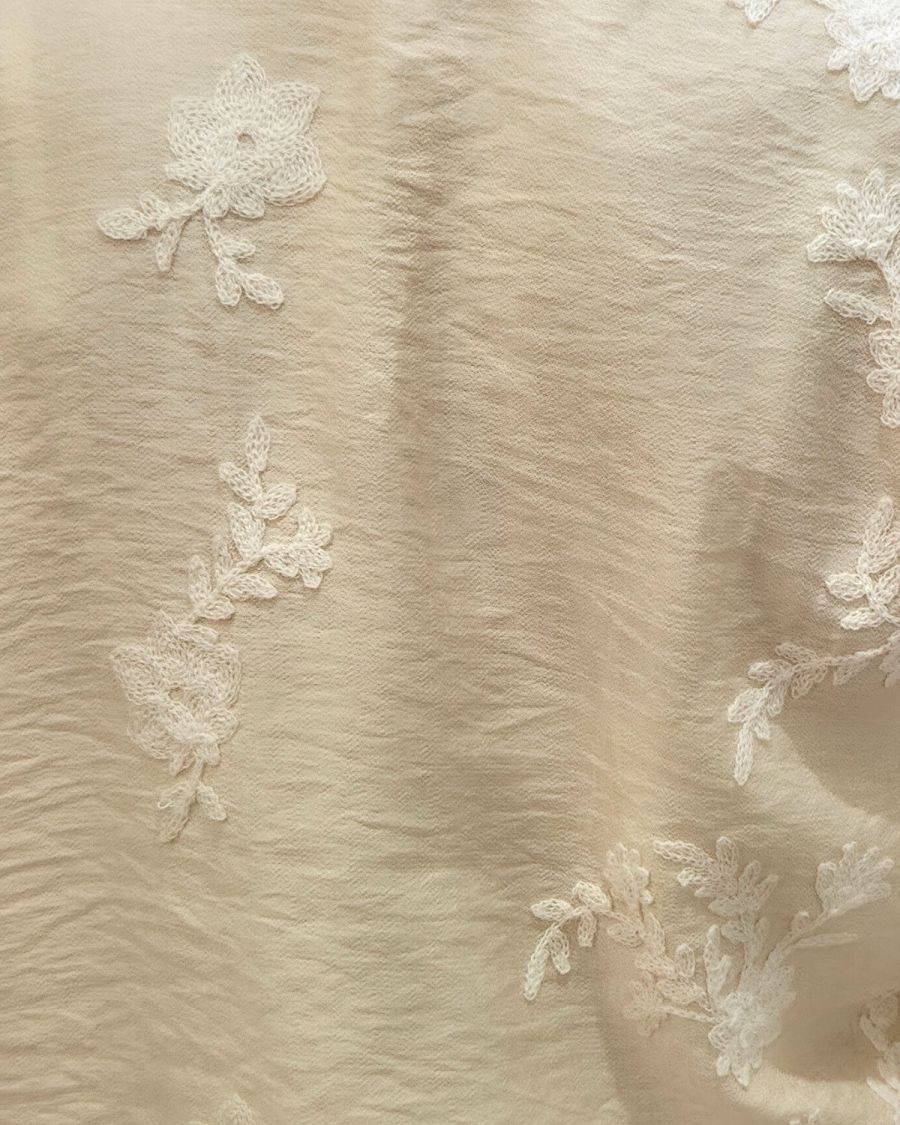 Chemisier femme jaune pâle broderies fleuries beiges Cybéla