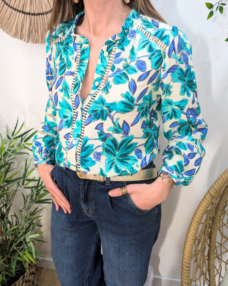 Chemisier femme écru fleurs bleus et vertes manches brodées Amédéa