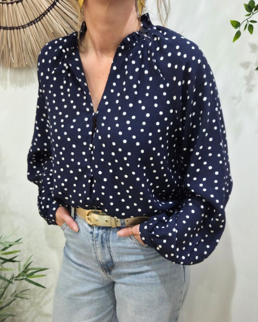 Chemisier femme bleu marine à pois blancs col froncé