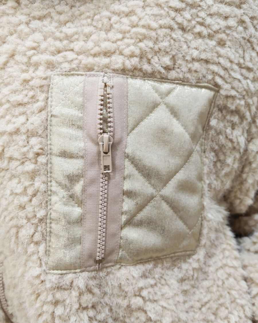 Manteau court femme bouclettes poche et capuche matelassées dorées
