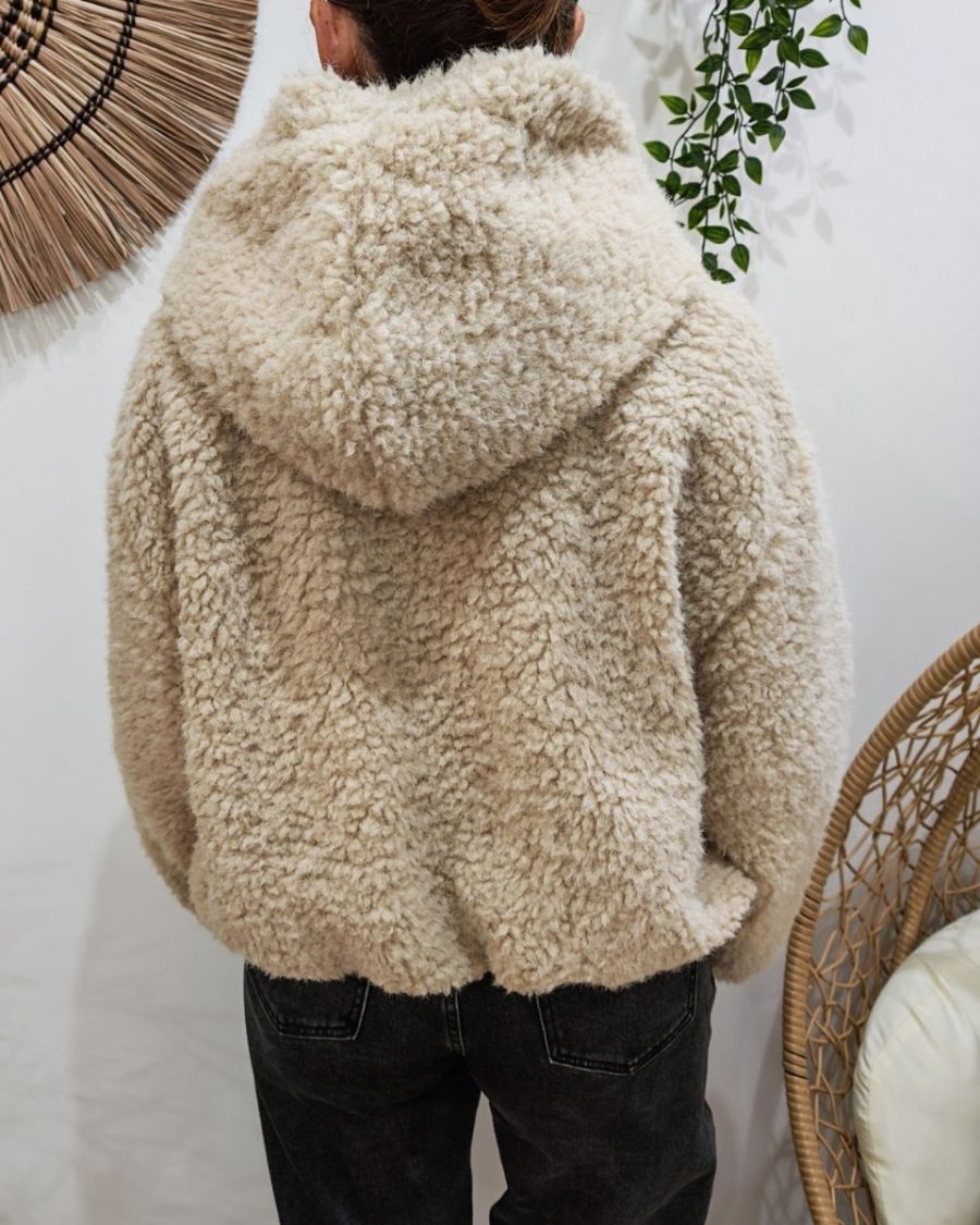 Manteau court femme bouclettes poche et capuche matelassées dorées