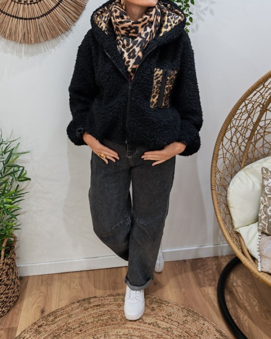 Manteau court femme noir bouclettes poche et capuche matelassées léopard