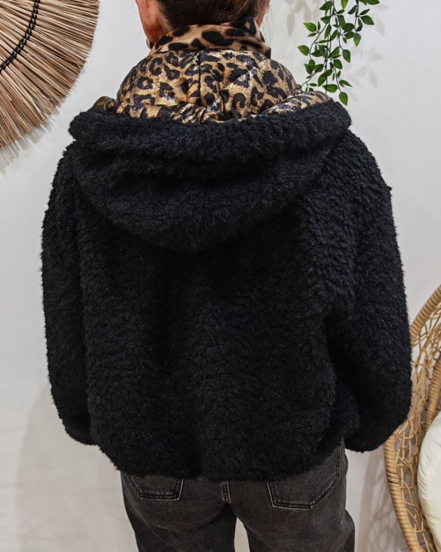 Manteau court femme noir bouclettes poche et capuche matelassées léopard