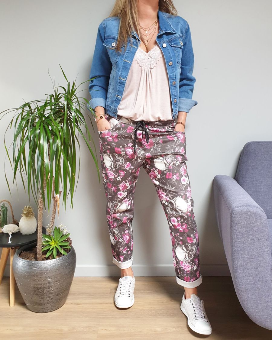 Pantalon fluide noir têtes de mort et fleurs blanches et roses