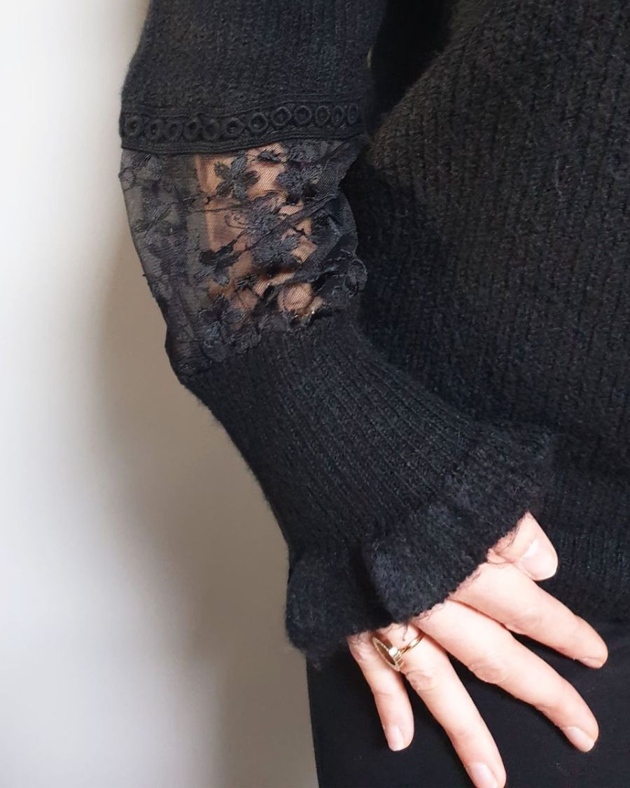 Pull noir col V manches dentelle transparence fleurie
