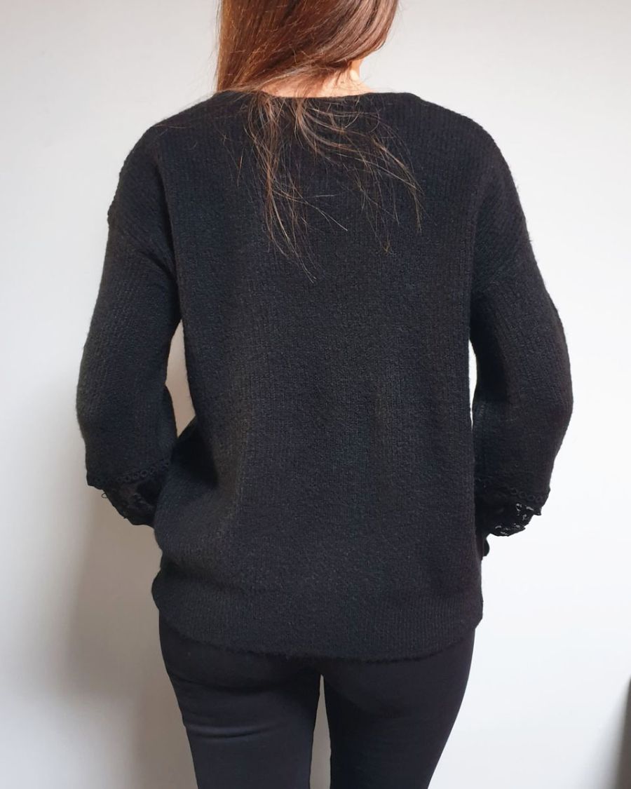 Pull noir col V manches dentelle transparence fleurie
