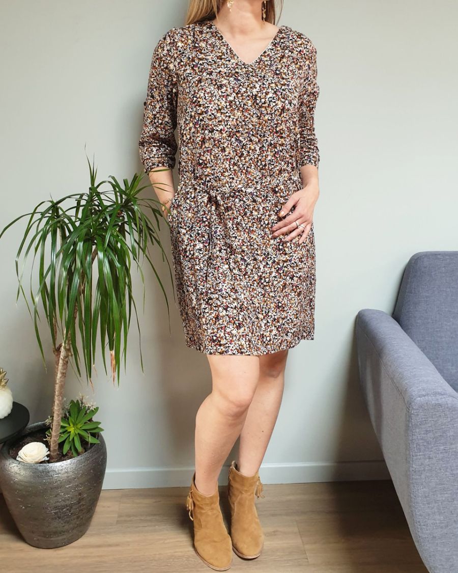 Robe droite noire fleurie liberty camel rouge bleu et étoiles dorées