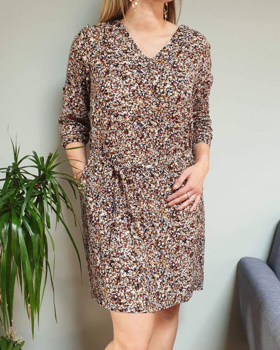 Robe droite noire fleurie liberty camel rouge bleu et étoiles dorées