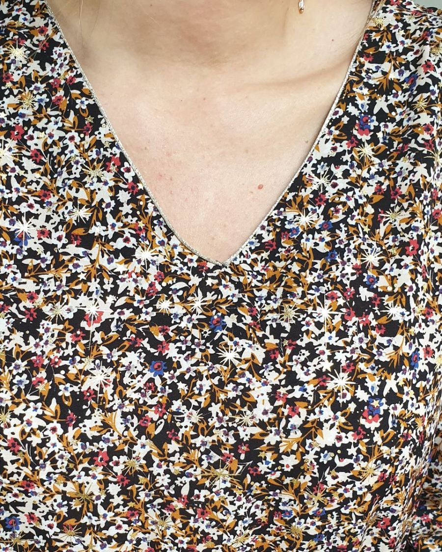 Robe droite noire fleurie liberty camel rouge bleu et étoiles dorées