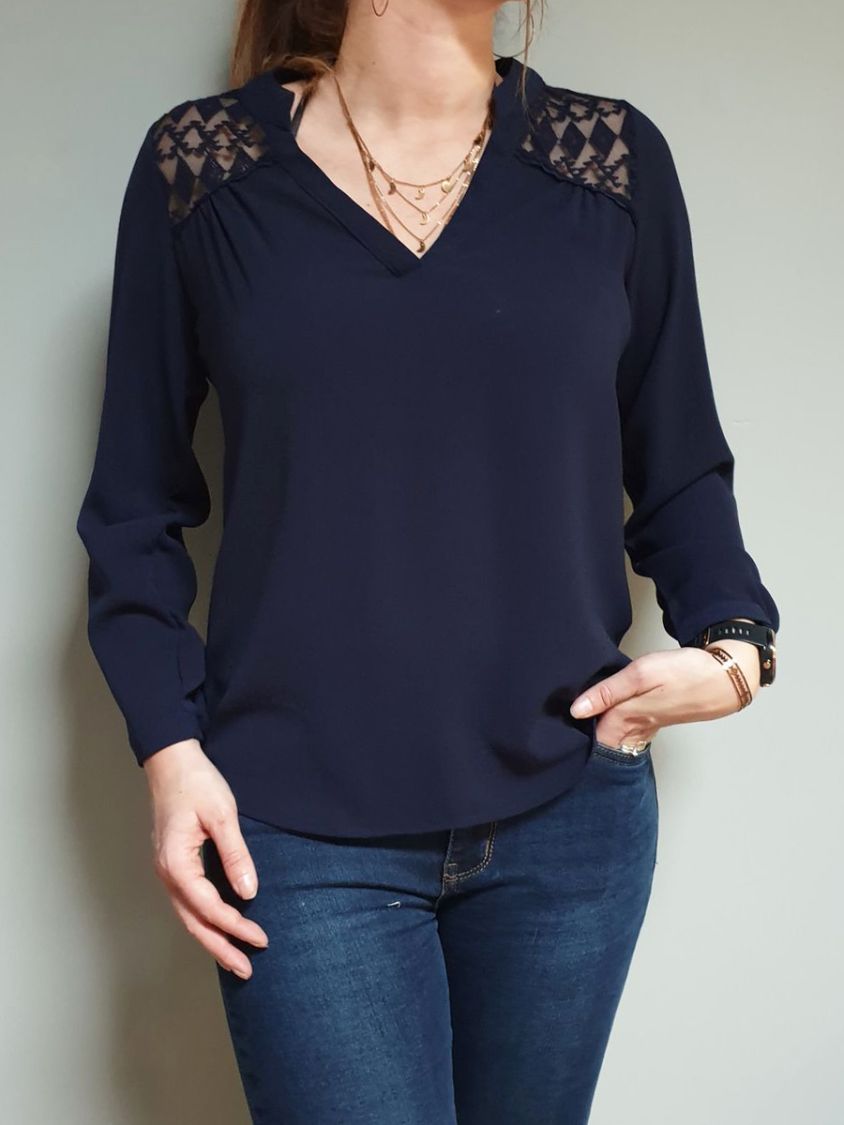 Blouse marine épaules et dos ajourés ethnique