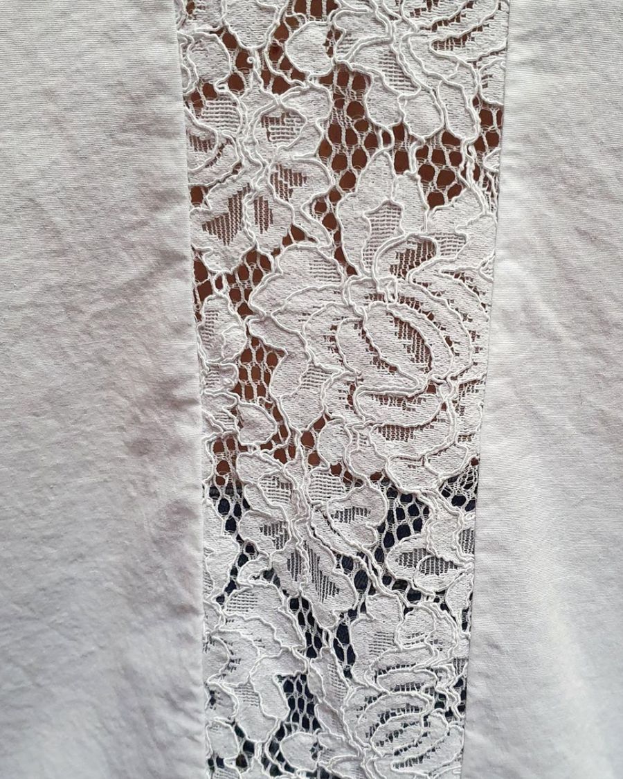 Chemise blanche poches et dos dentelle