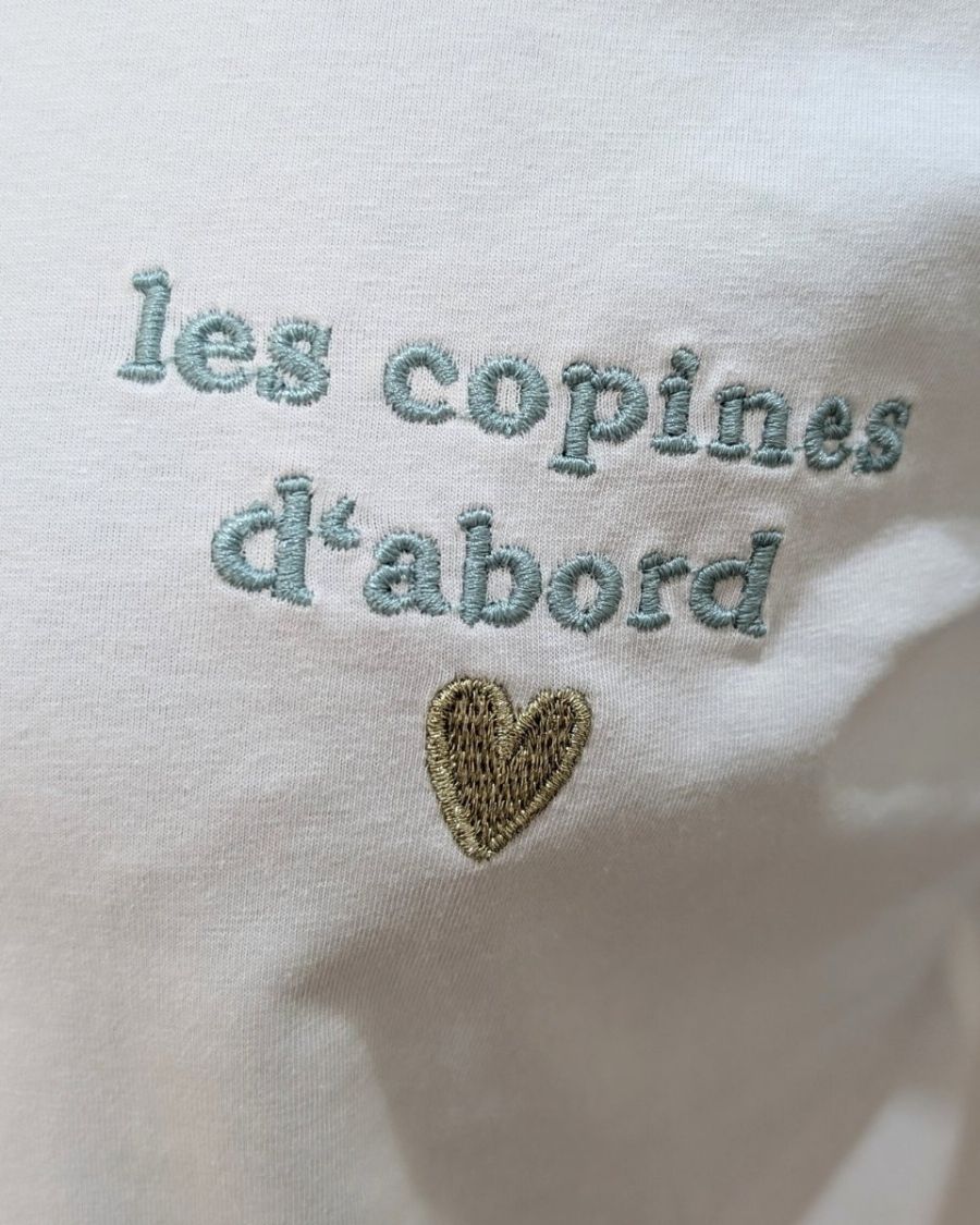 T-Shirt femme blanc broderie les copines d'abord verte