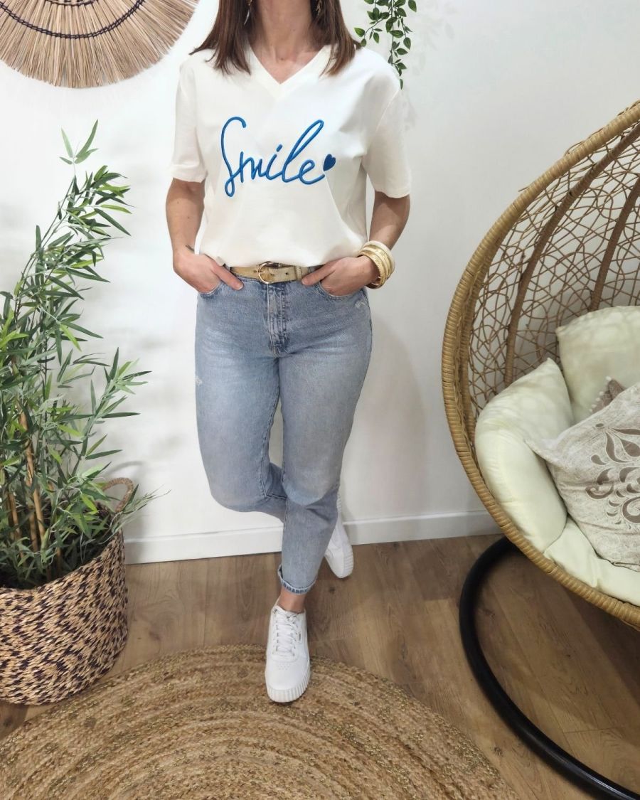 T-shirt femme écru broderie Smile bleue col V