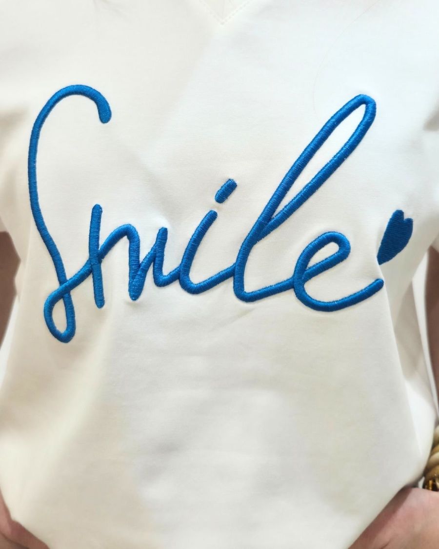 T-shirt femme écru broderie Smile bleue col V