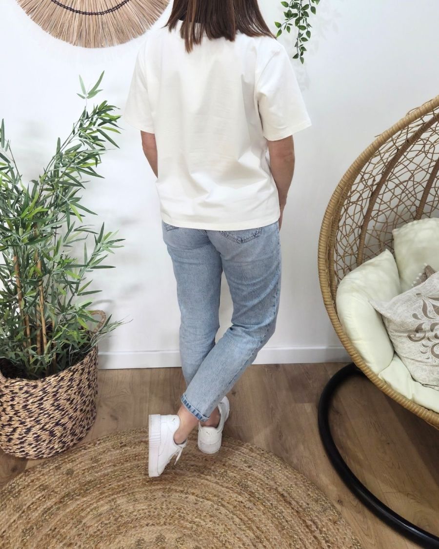 T-shirt femme écru broderie Smile bleue col V