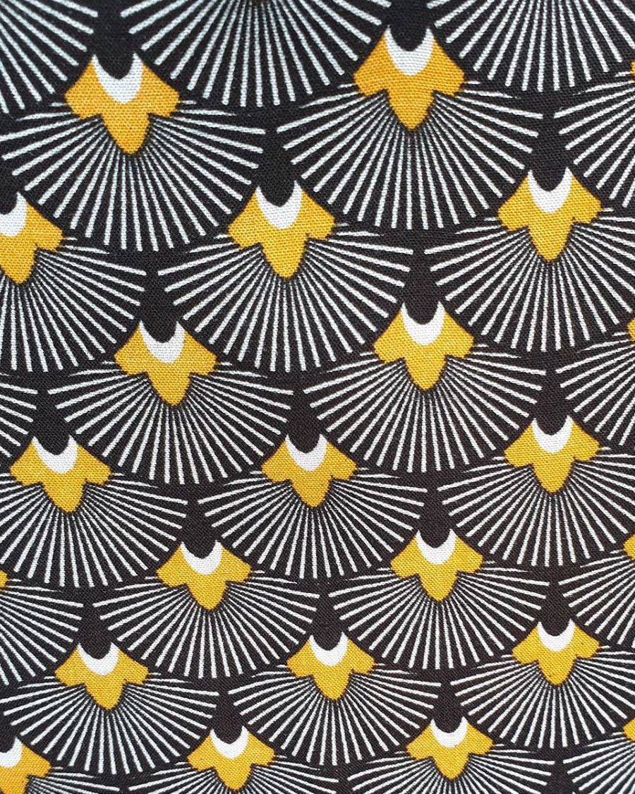 Tunique noire motifs éventails fleuris blancs et moutardes 