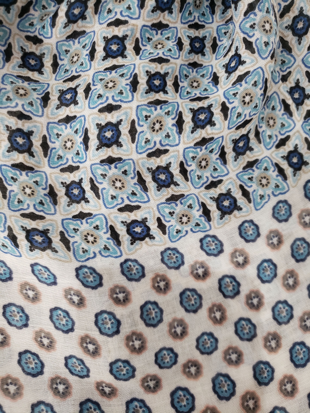 Echarpe bleue à pompons Florina