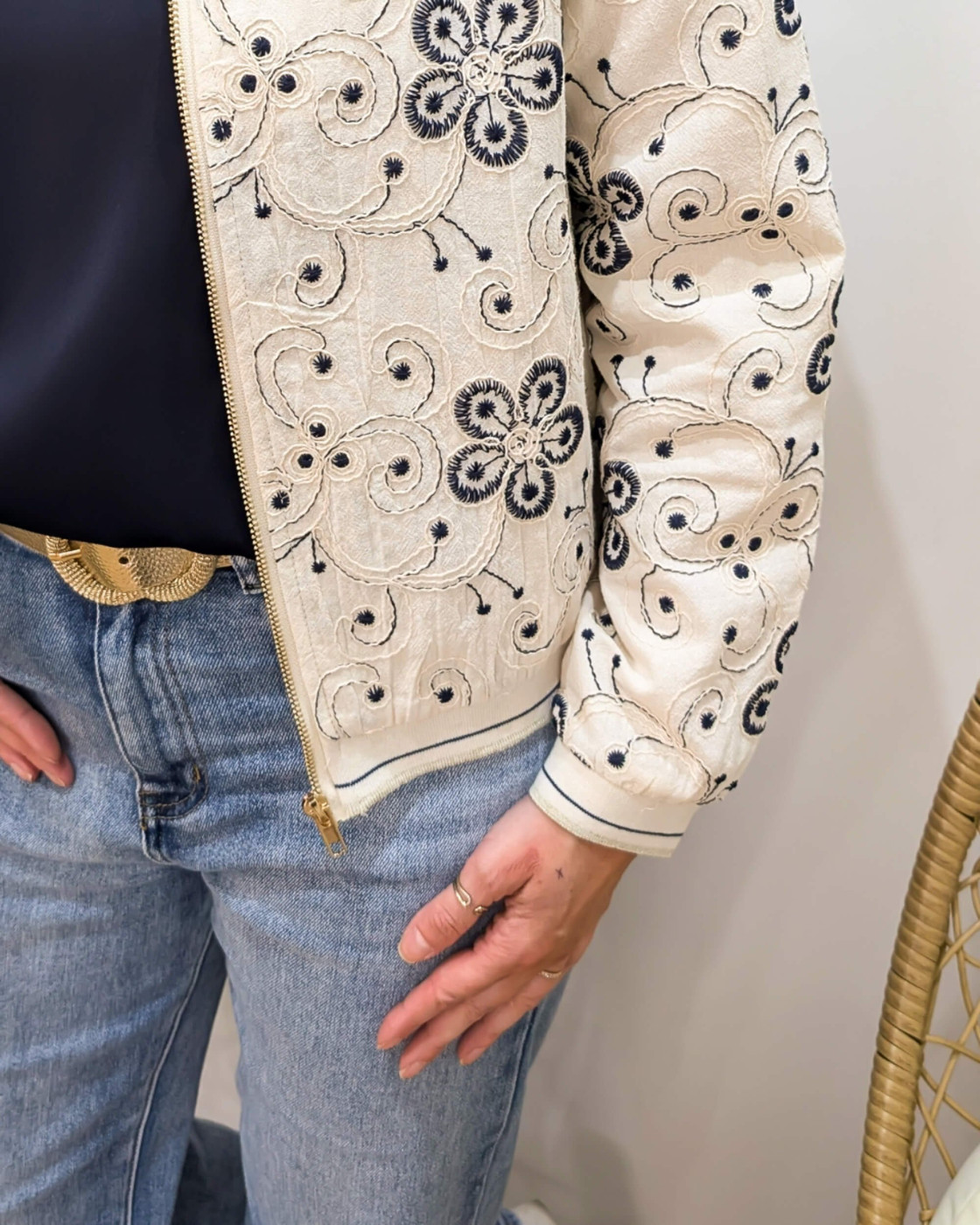 Bombers femme beige fleurs brodées marine Nessa