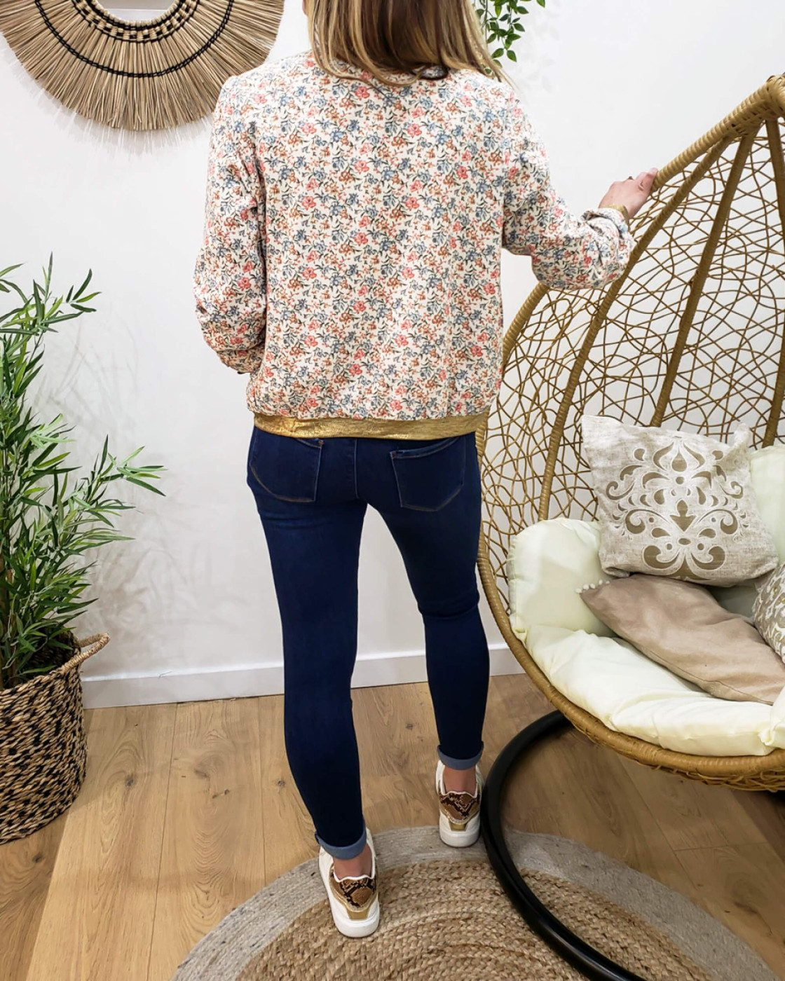 Bombers beige à fleurs corail et bleues