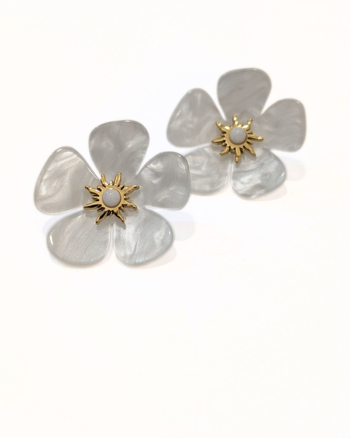 Boucles d'oreilles femme fleurs de nacre blanches et dorées