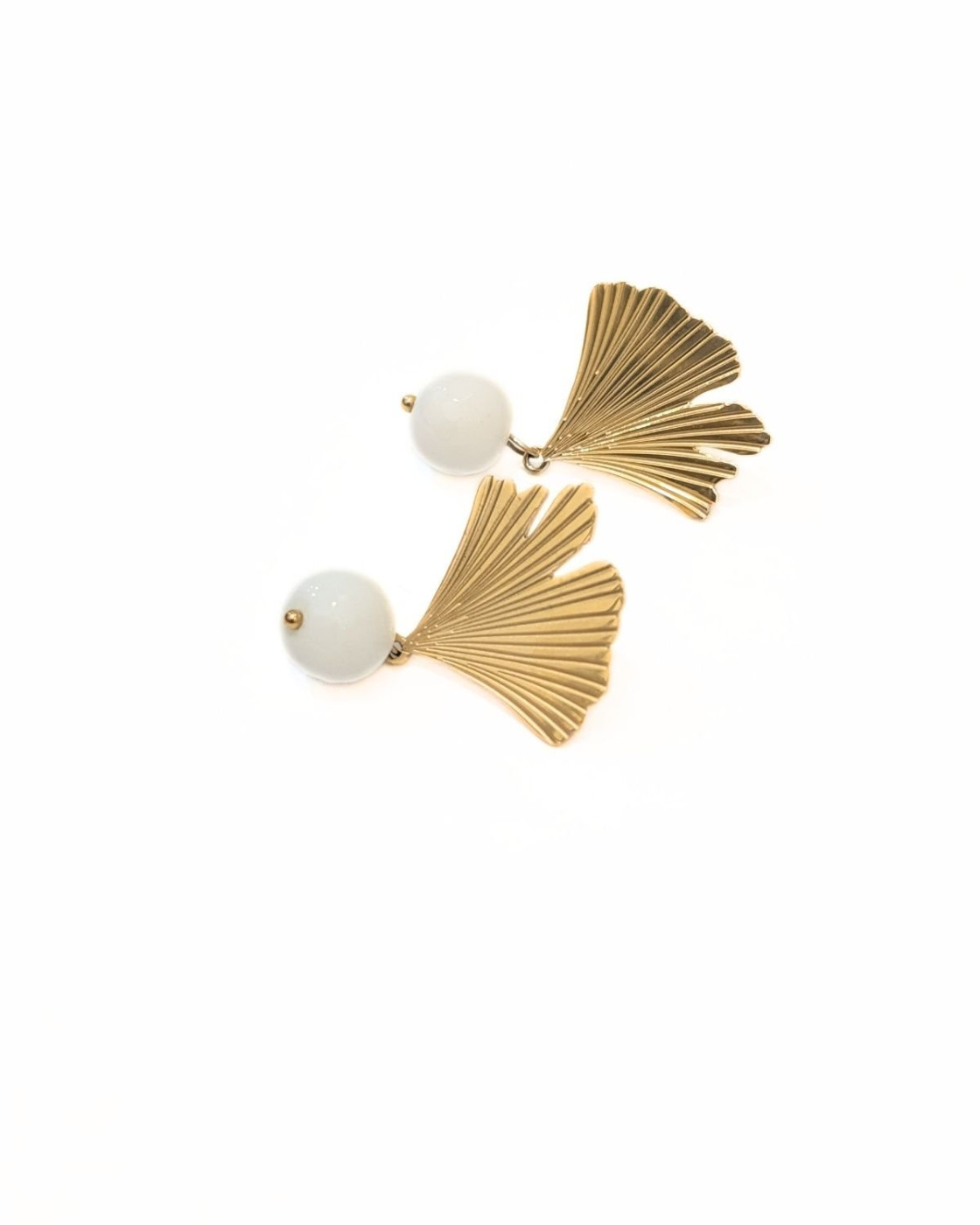 Boucles d'oreilles femme corolle dorée perle blanche