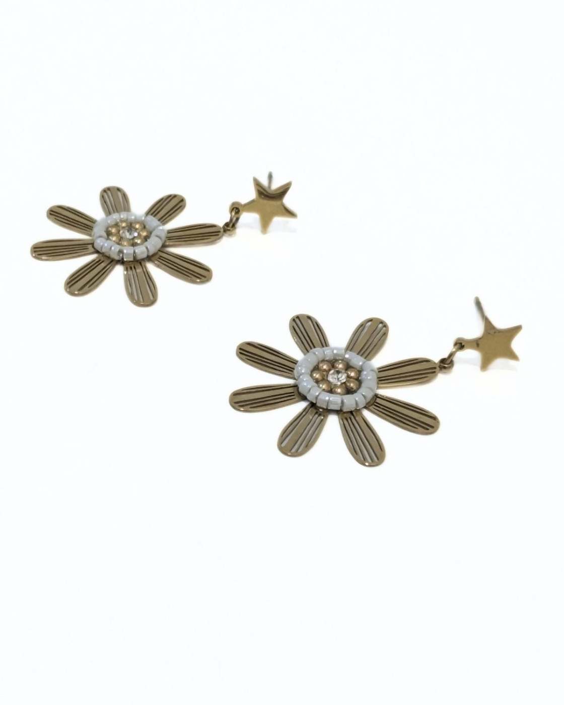 Boucles d'oreilles femme fleur filigrane dorée étoilée perlée blanc