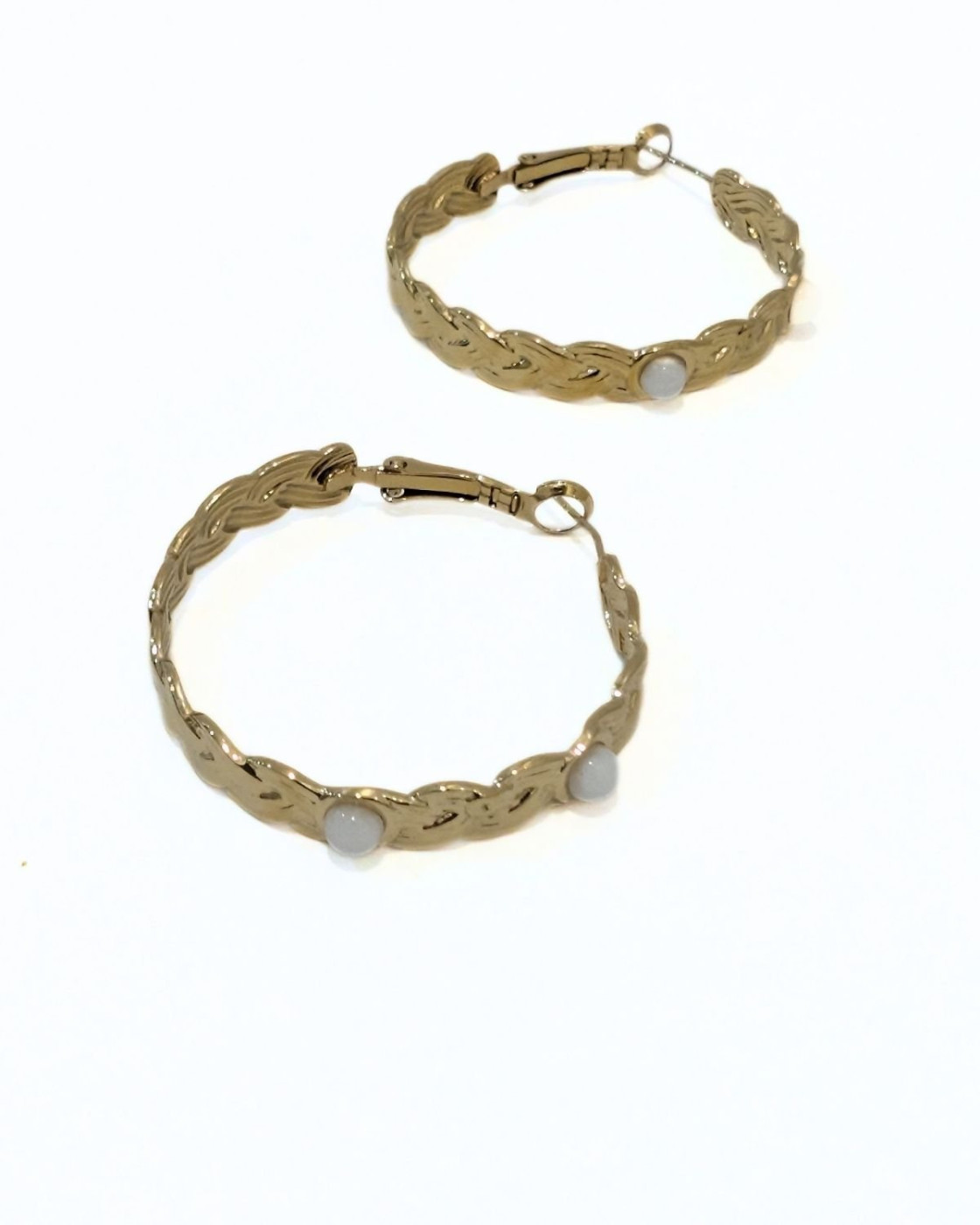 Boucles d'oreilles femme anneaux tressés dorés perles blanches