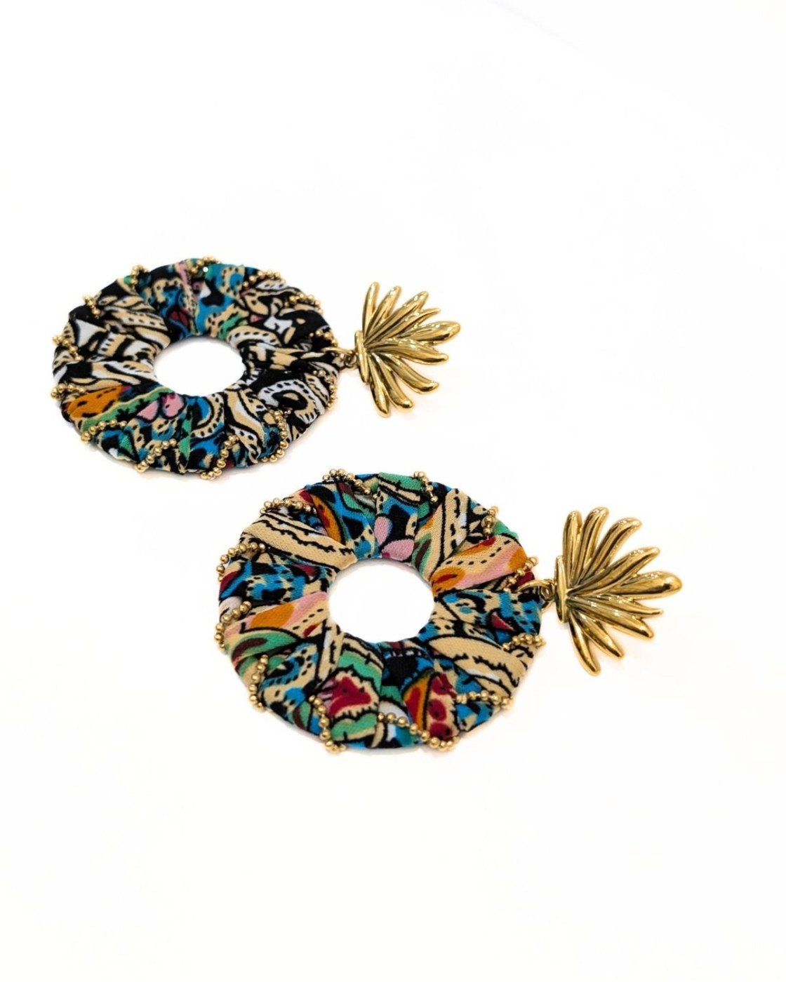 Boucles d'oreilles femme fleur dorée anneau tissu multicolore