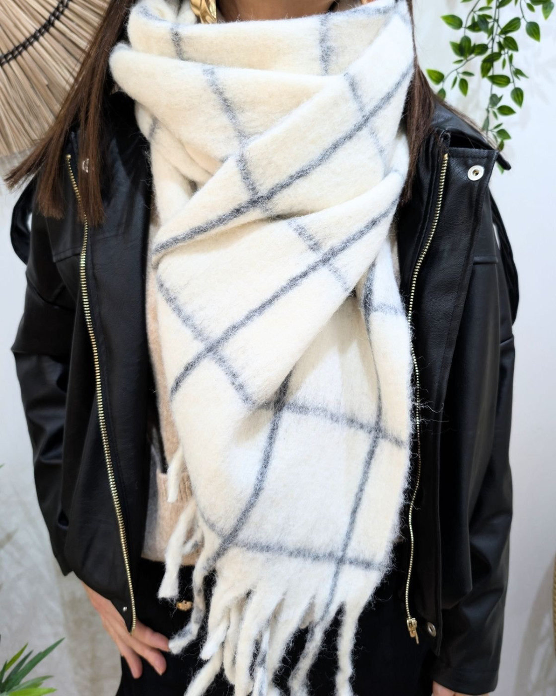 Echarpe beige à carreaux gris et franges