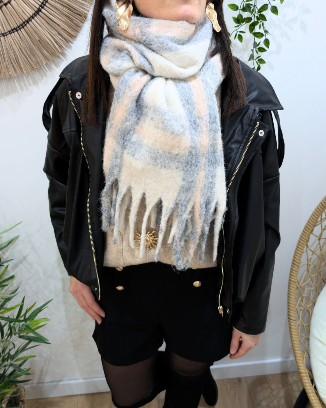 Echarpe beige à carreaux gris roses et franges