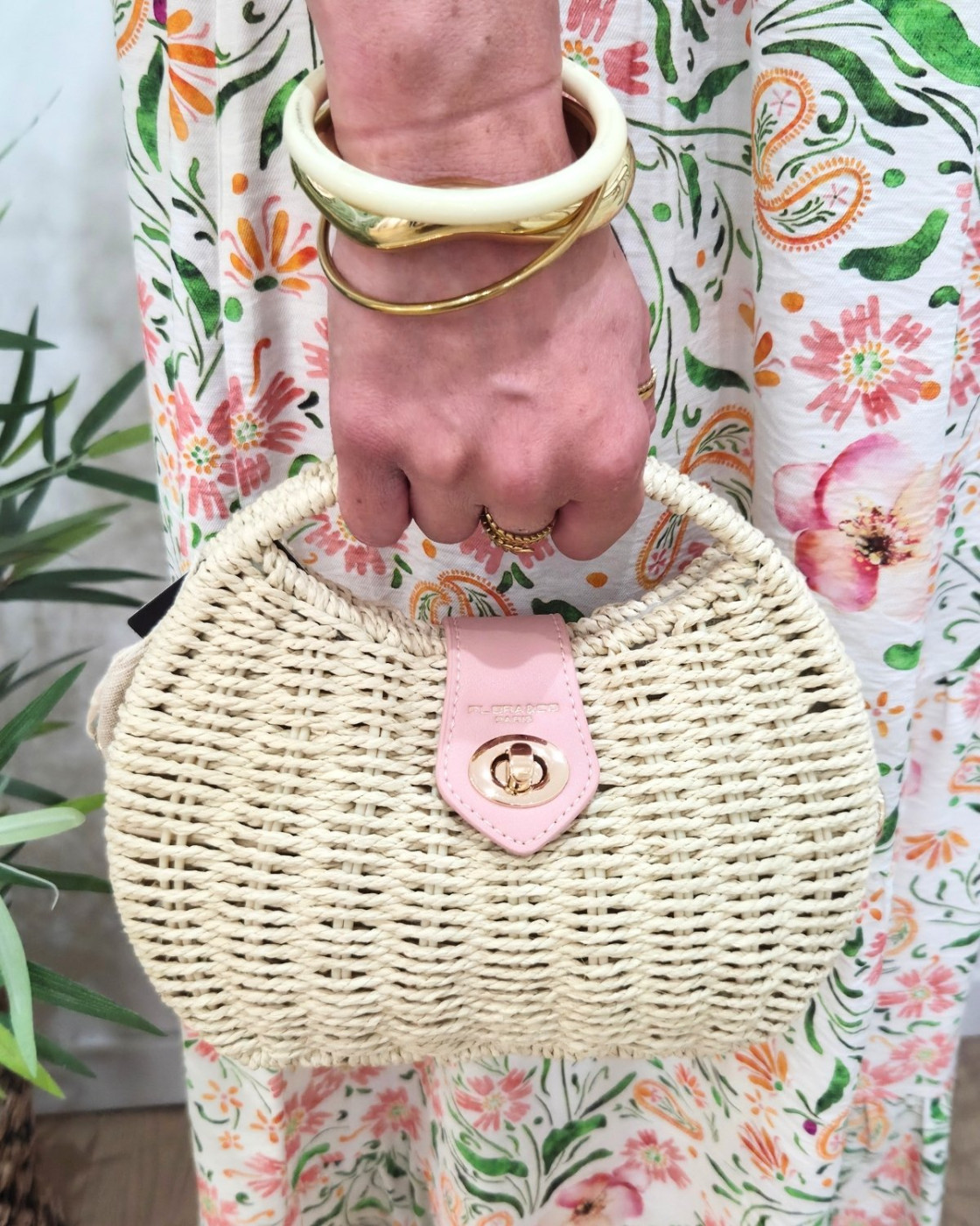 Sac à bandoulière en paille beige rigide rond