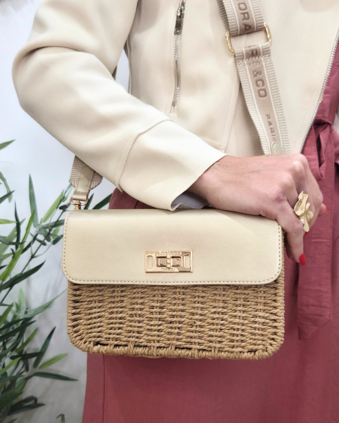 Sac à bandoulière en paille rigide simili cuir 