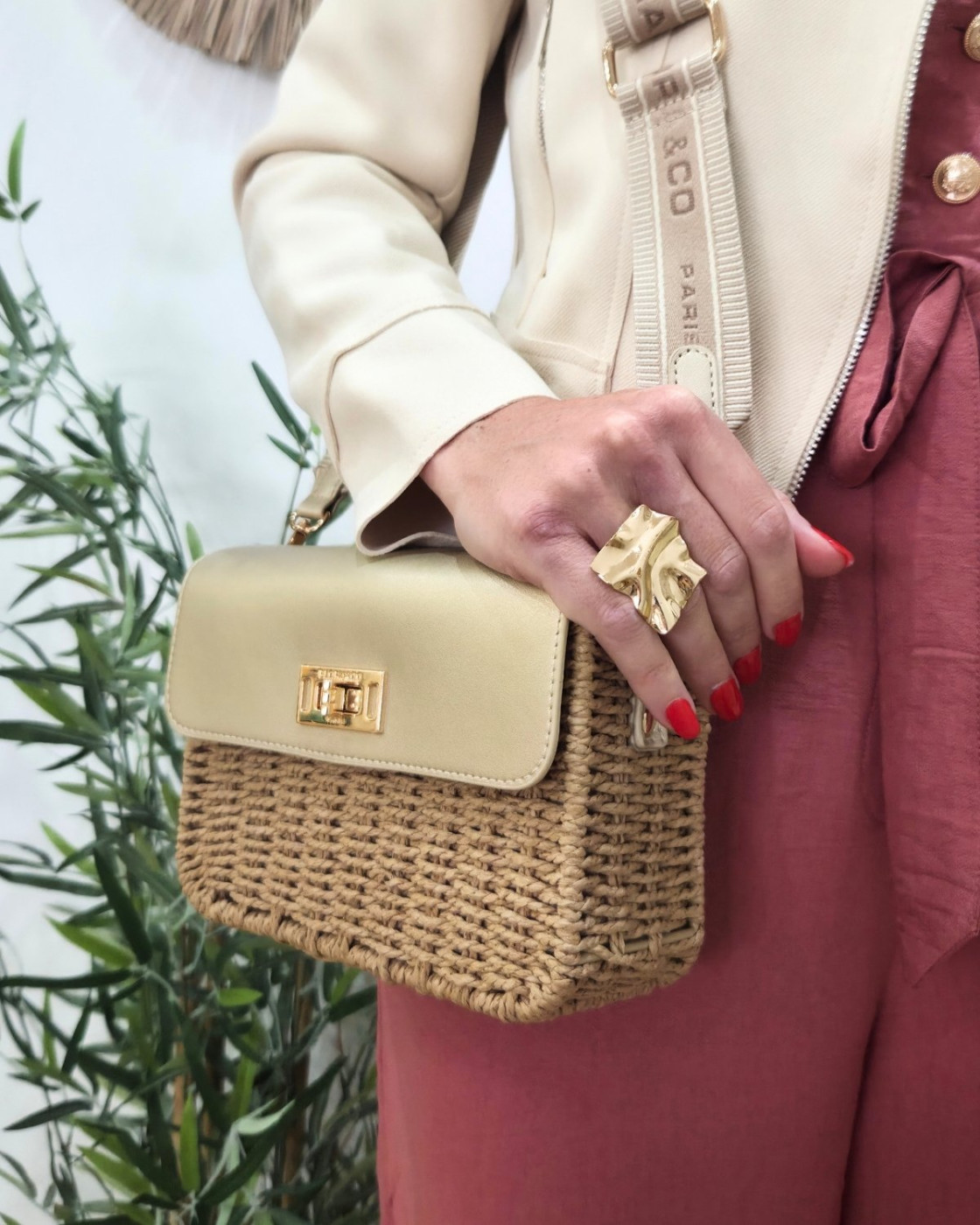 Sac à bandoulière en paille rigide simili cuir 