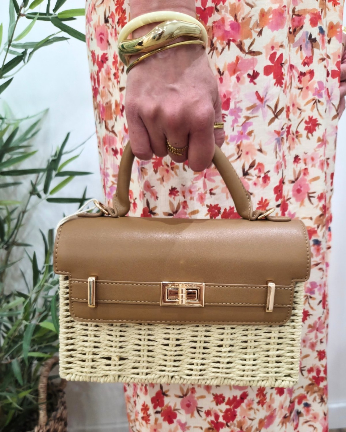 Sac à main et à bandoulière en paille beige rigide et simili cuir
