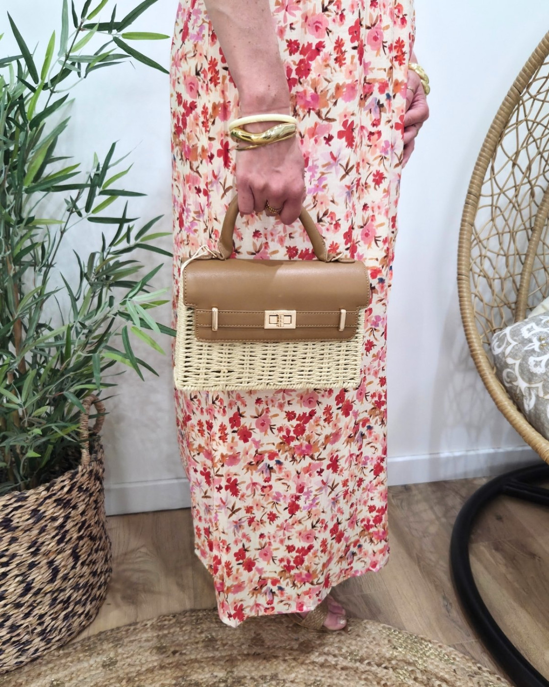 Sac à main et à bandoulière en paille beige rigide et simili cuir