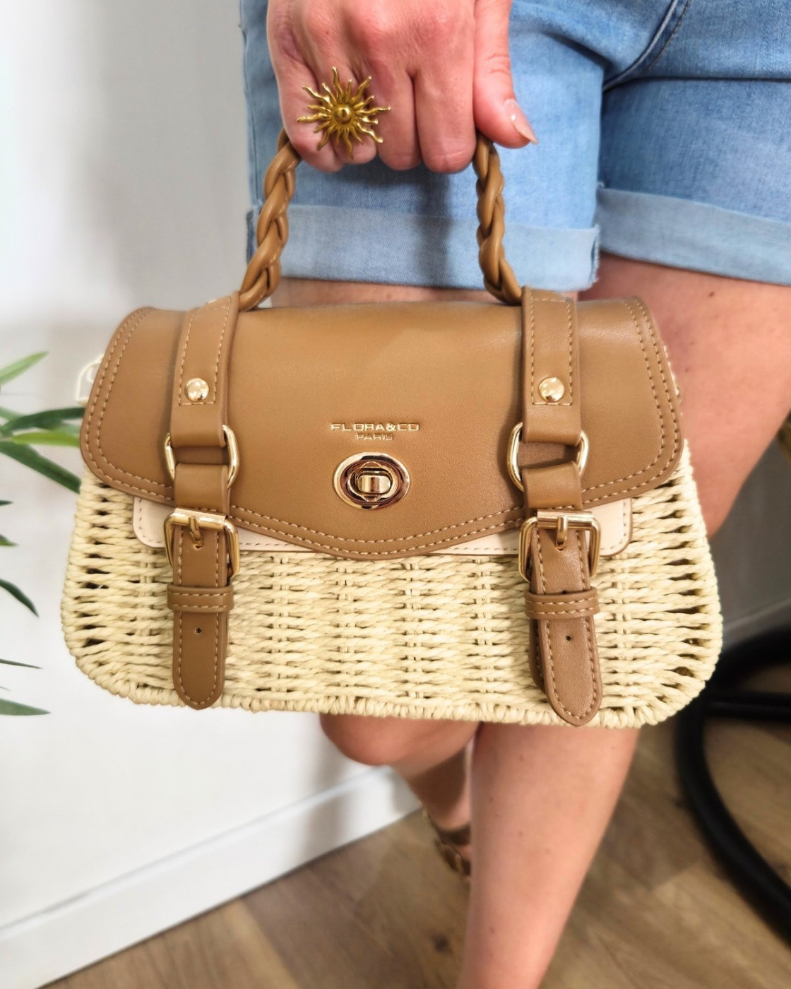 Sac à main et à bandoulière en paille rigide et simili cuir tressé