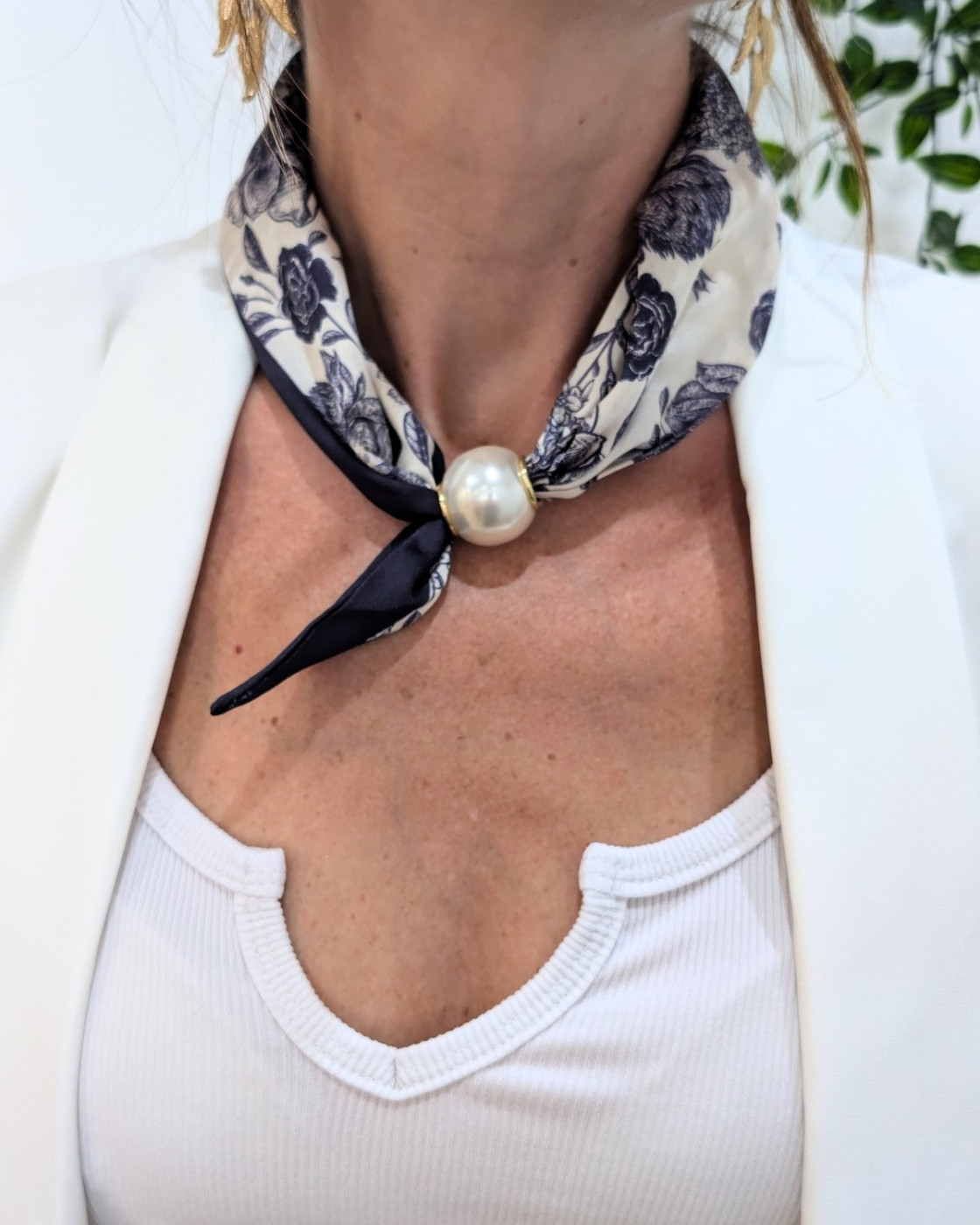 Foulard femme fleuri noir et blanc perle nacrée