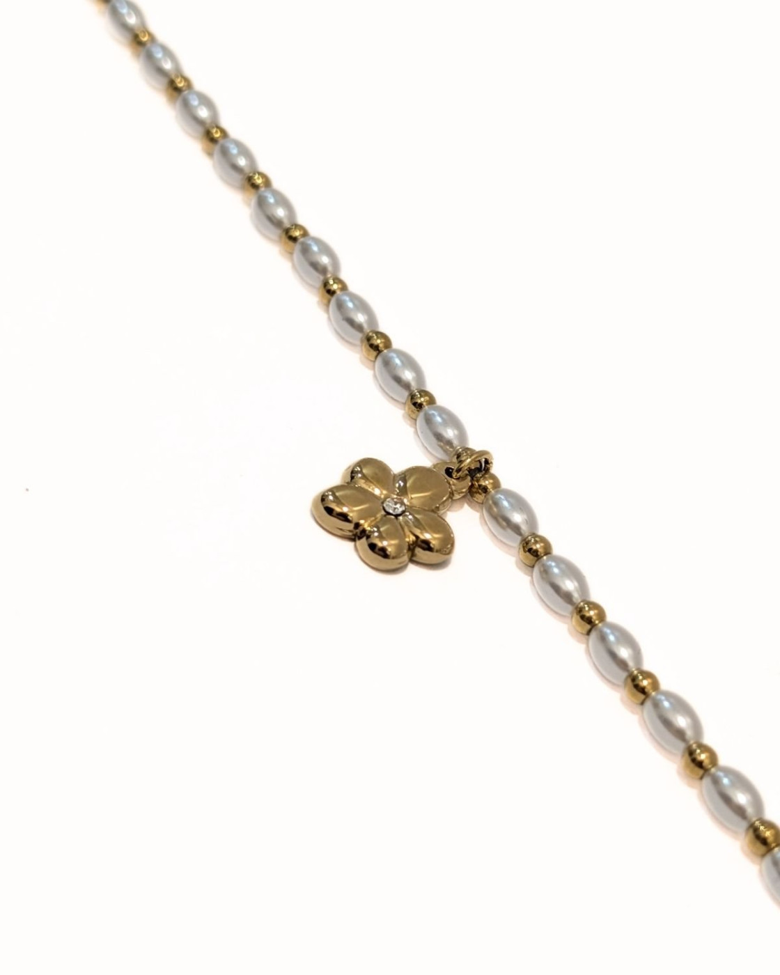Chaine de cheville acier doré perles nacrées et pendentif fleur