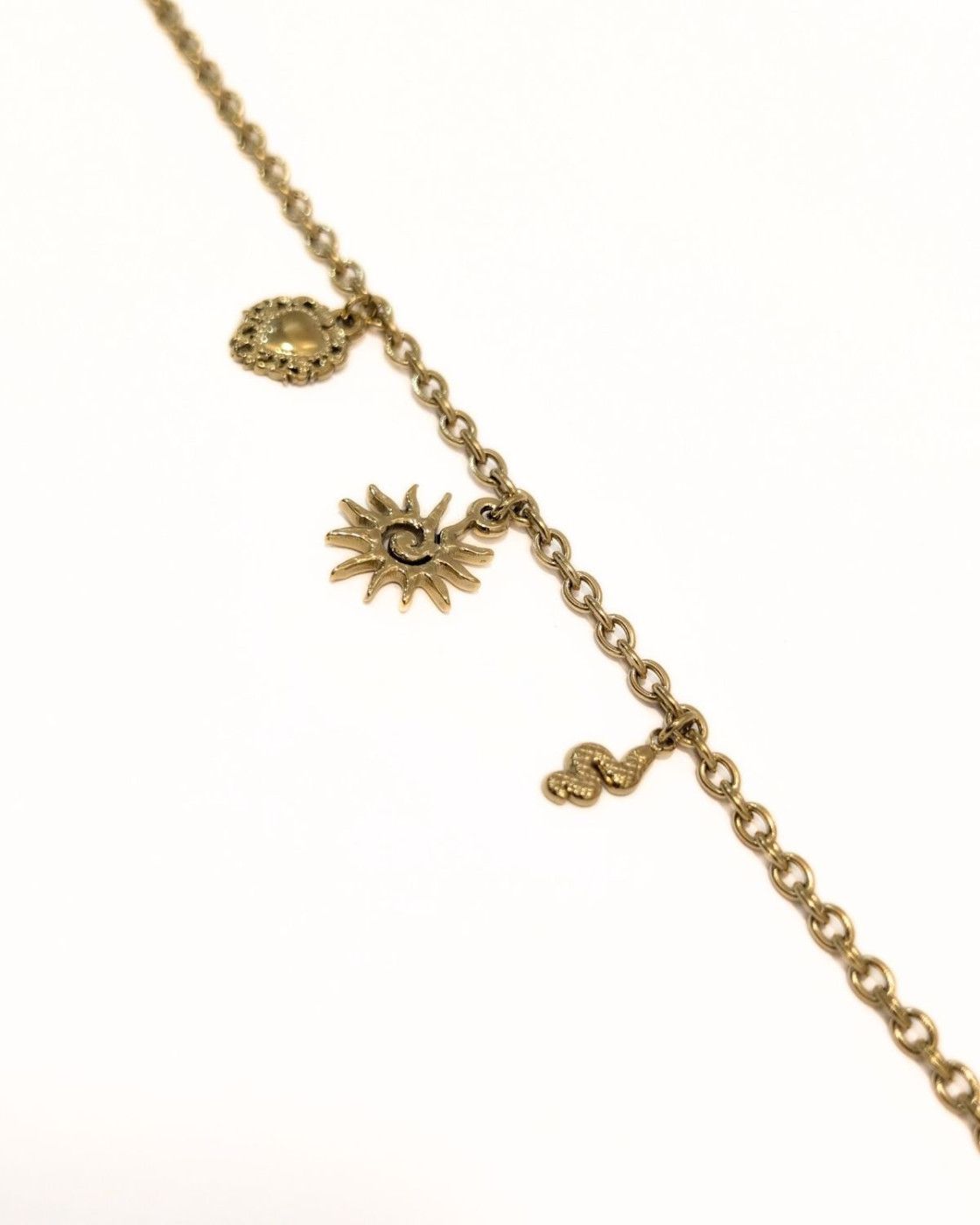 Chaine de cheville acier doré pendentifs soleil coeur et serpent