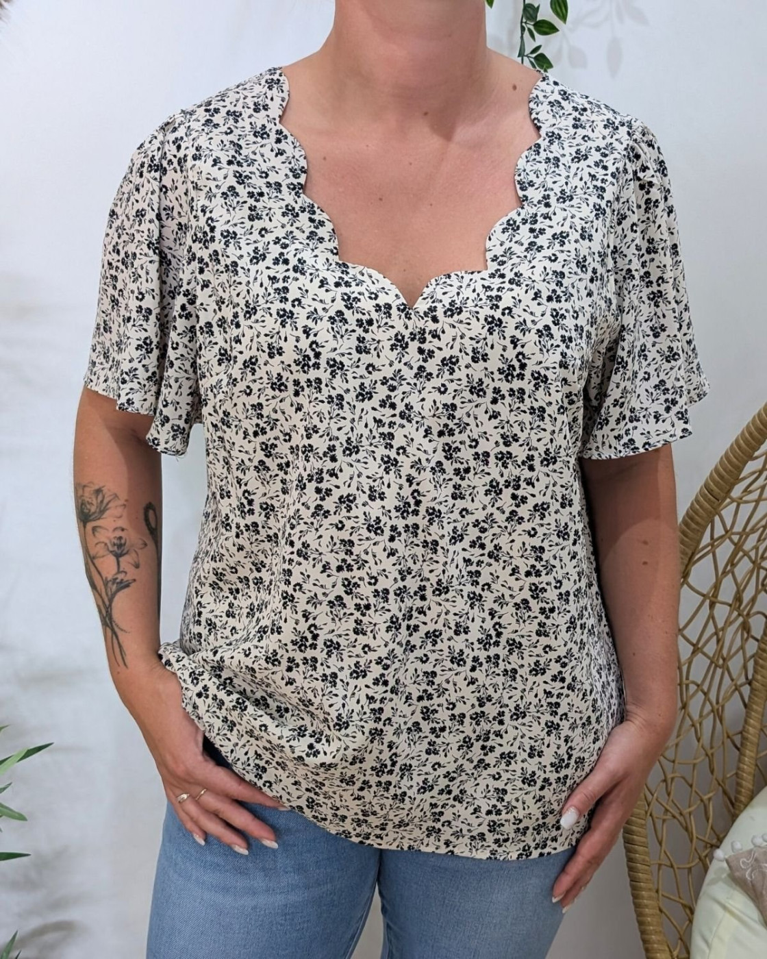 Blouse femme écrue fleurs noires Hilaé