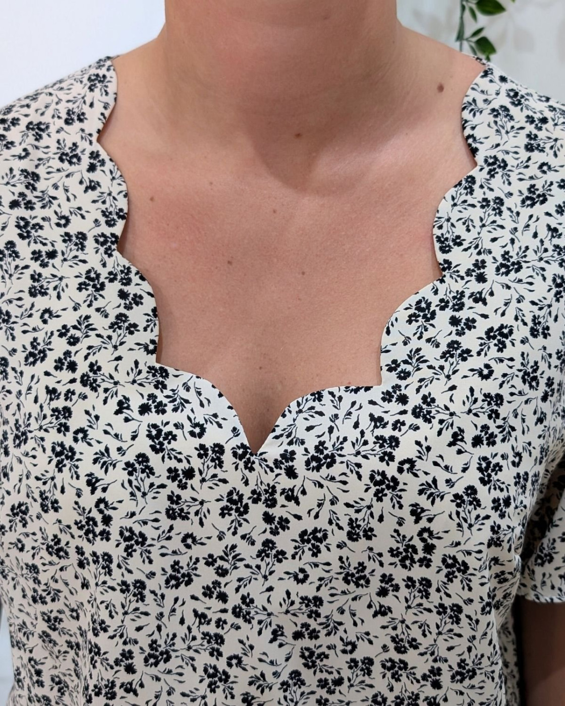 Blouse femme écrue fleurs noires Hilaé