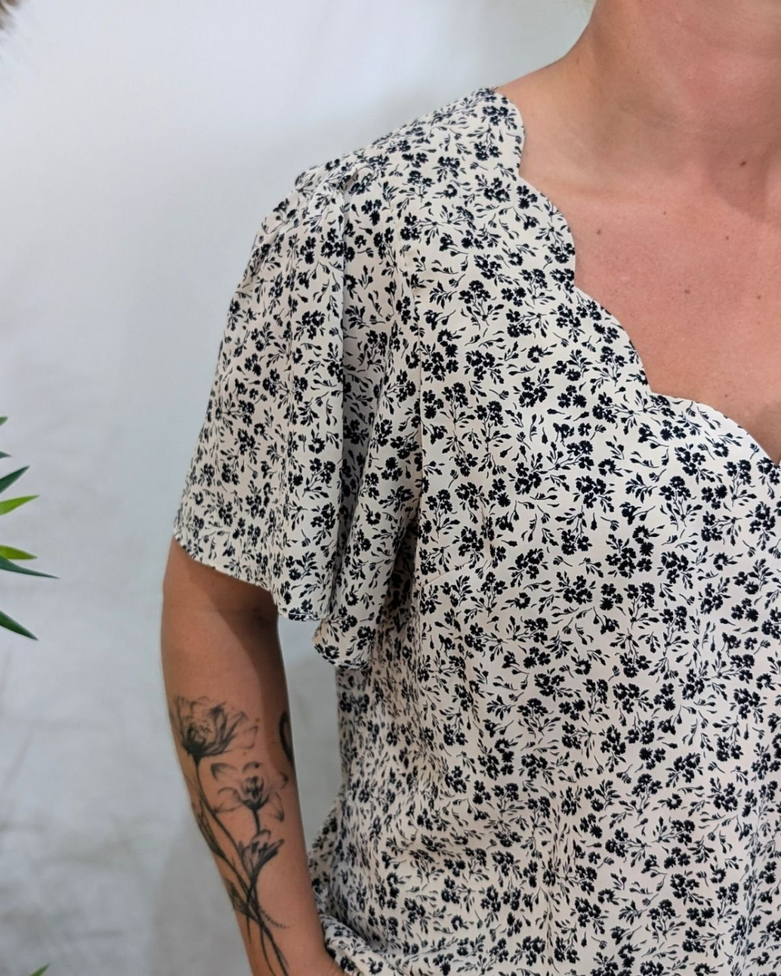 Blouse femme écrue fleurs noires Hilaé
