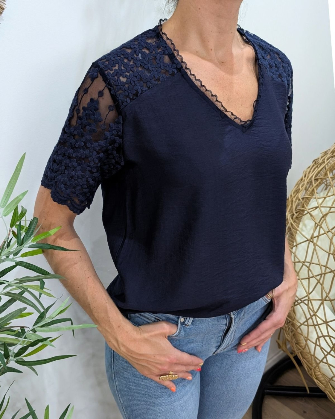 Blouse femme bleu marine manches et dos dentelle fleurie Elaria