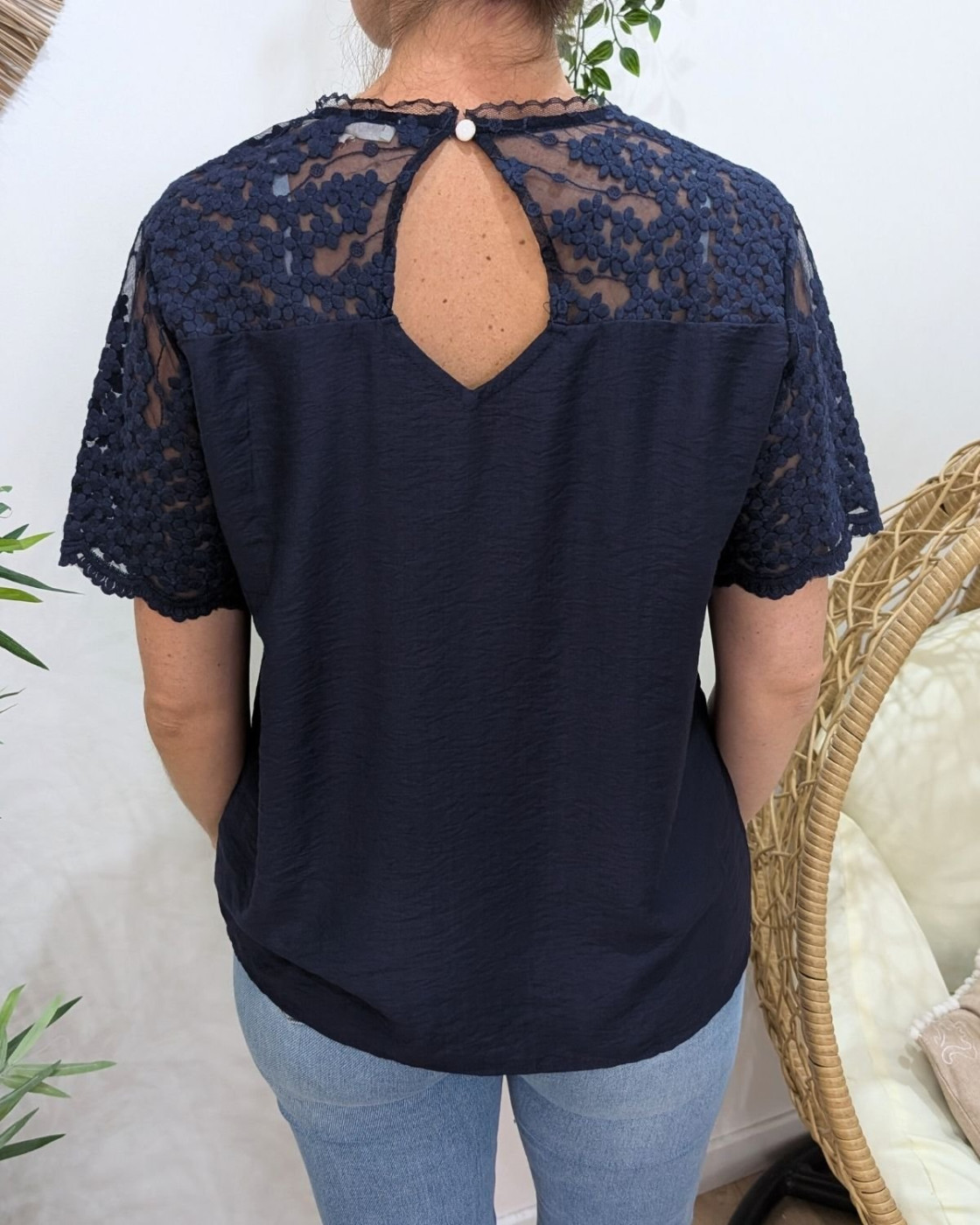 Blouse femme bleu marine manches et dos dentelle fleurie Elaria